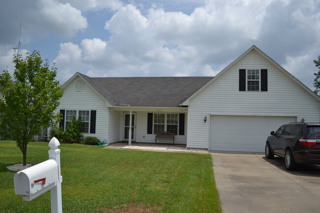 Building Photo - Beautiful 4 Bedroom Home in Hope Mills