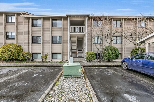 Photo - Sunset Ridge 2 bed 1.5 bath condo W/S/G in... Unit E13