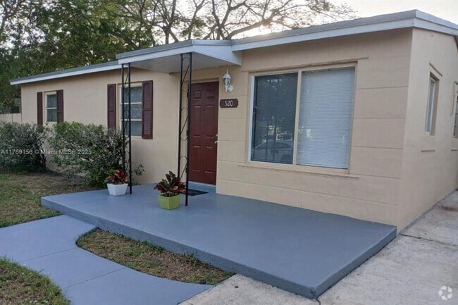 Building Photo - 3 bedroom in Hollywood FL 33024 Rental