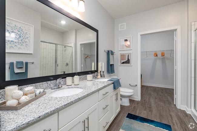 1BR, 1BA - 756SF - Master Bathroom