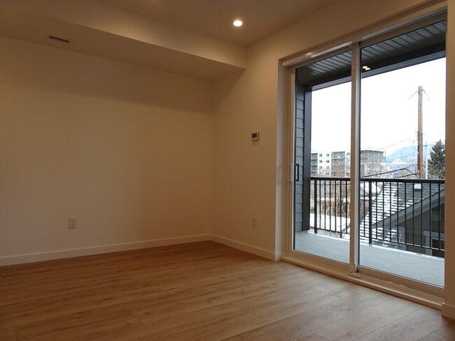 Photo - 660 Cawston Ave