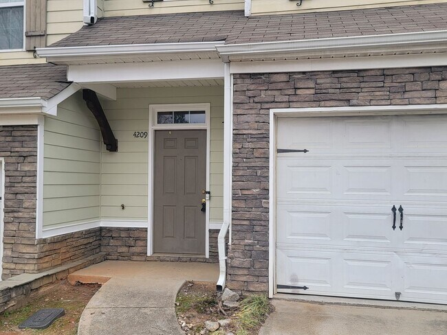 Building Photo - 2 Story-Townhome - 1 Car Garage - Gated Community - Camp Creek