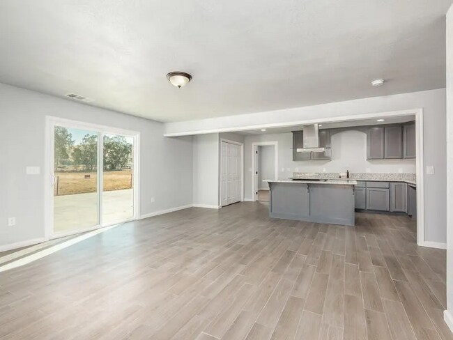 Photo - 30685-30682 Mehrten Dr