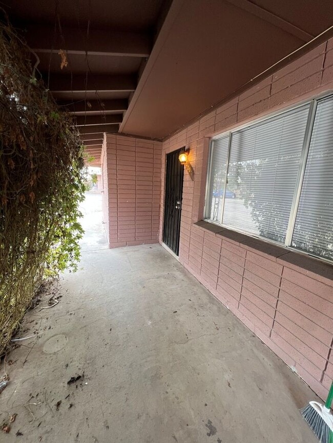 Building Photo - Town Home For Rent