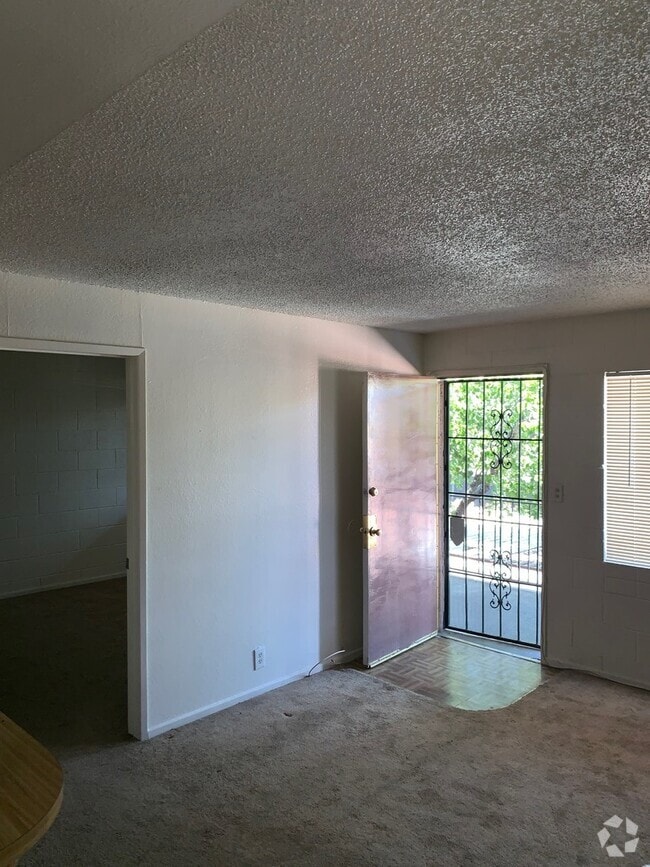 Building Photo - Affordable 1 Bedroom Condo In Central Las ... Unit 16