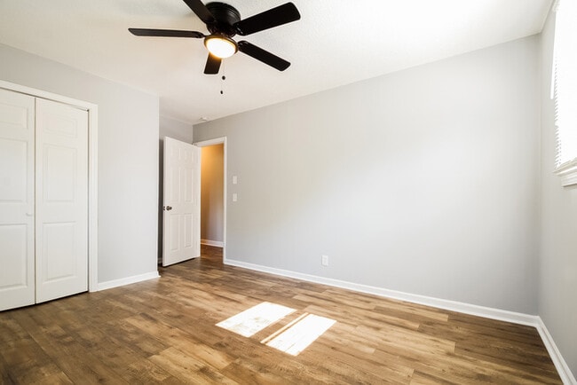 Photo - 409 Kenmore Dr