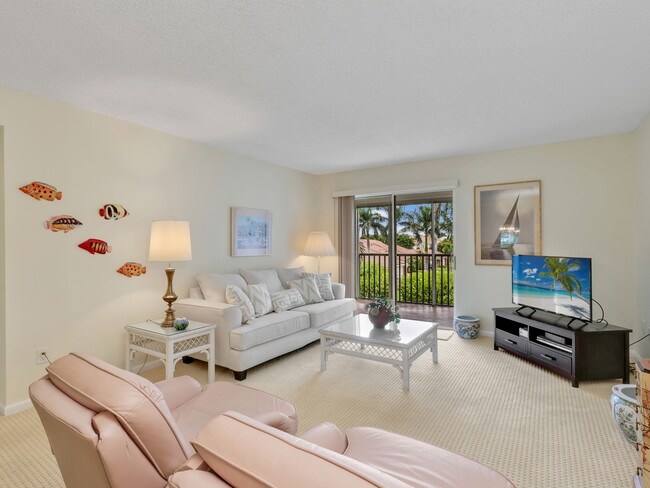 Photo - 555 Park Shore Dr Unidad #307 Rental