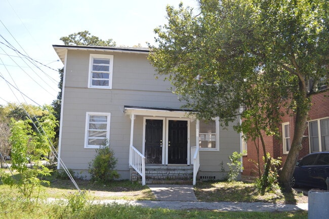 803 Acosta St