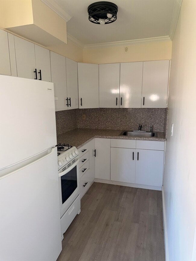 Building Photo - 100 Bergen Blvd Unit 28