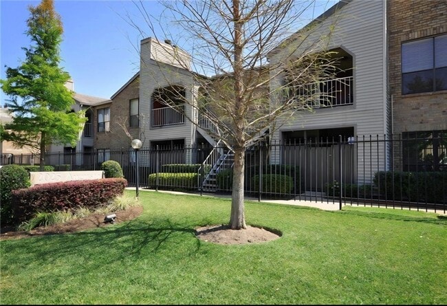 Building Photo - 2025 Augusta Dr Unit 205