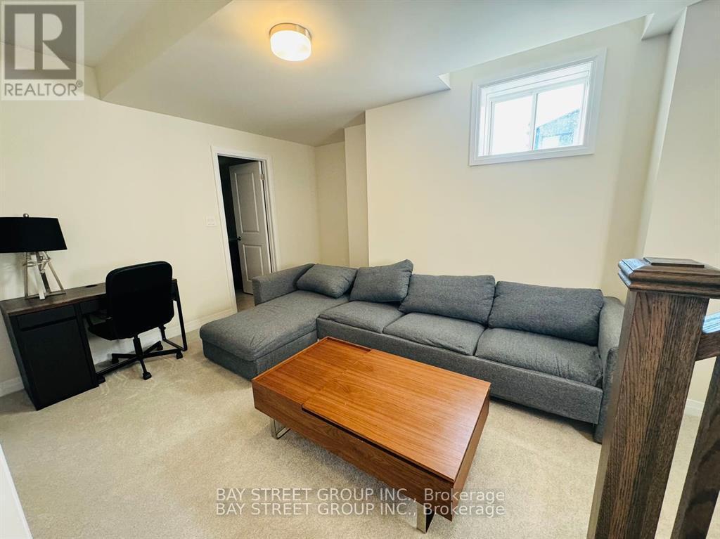 Photo - 121 Settlers Rd E