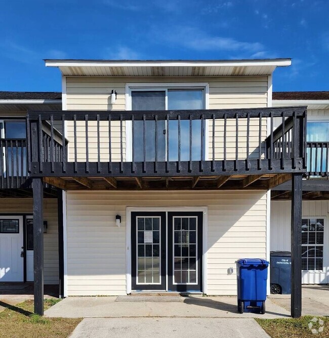 Building Photo - Beautiful, newly renovated 2 bedroom townh... Rental