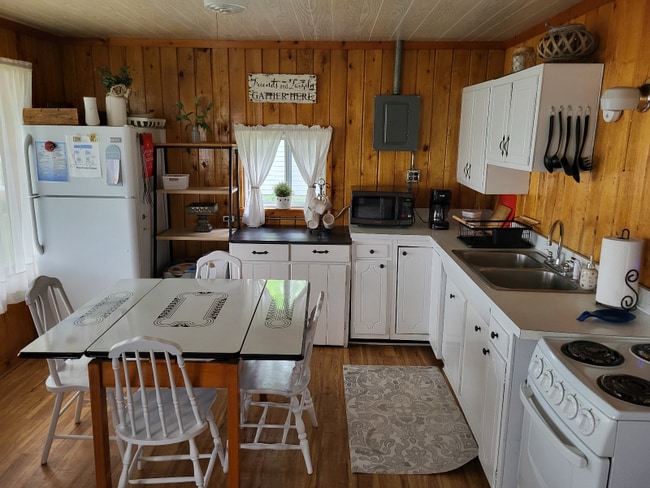 Photo - 293 Sumac Ln