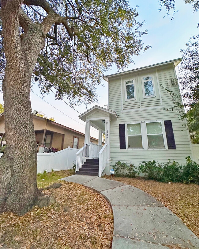 Building Photo - 1736 W Walnut St