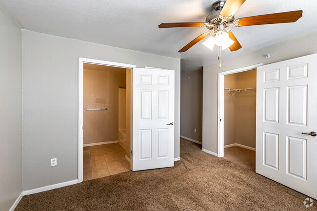 2BR, 2BA - 987SF