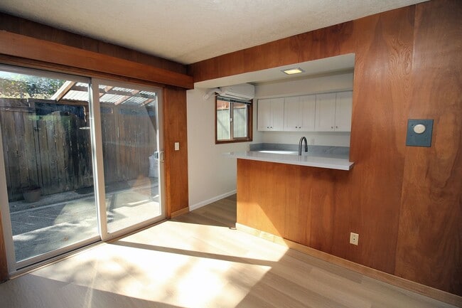 Building Photo - 3200-3236 SW Marigold St Unit 1ed621cd-efbf-11ef-a954-0ef659e2e2b7