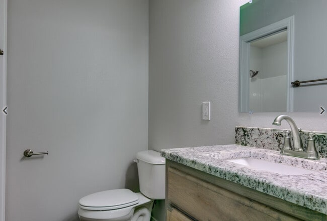 Photo - 911 Pecorella St E