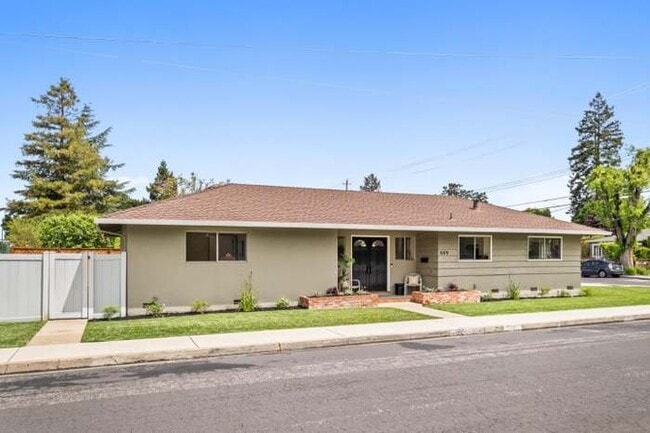 Building Photo - 689 Bayport Ave