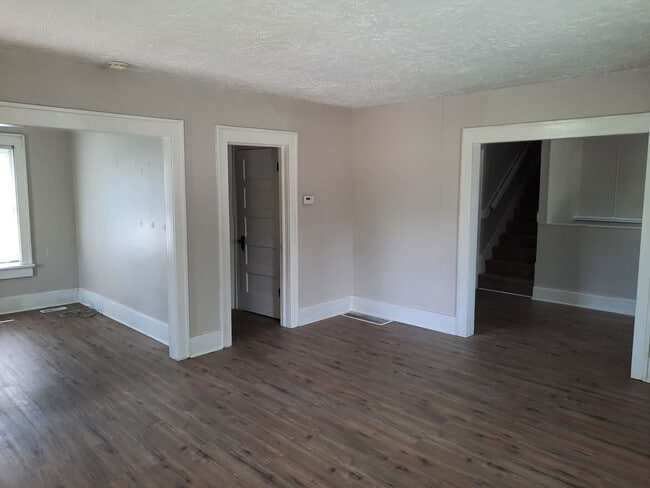 Building Photo - $1195 - 3 bedroom/ 2 bathroom plus bonus r... Rental