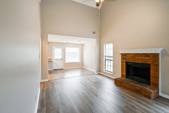 Photo - 2811 Maryland Cir E