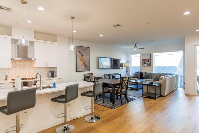 Photo - 2222 Moser Ave Unidad 111