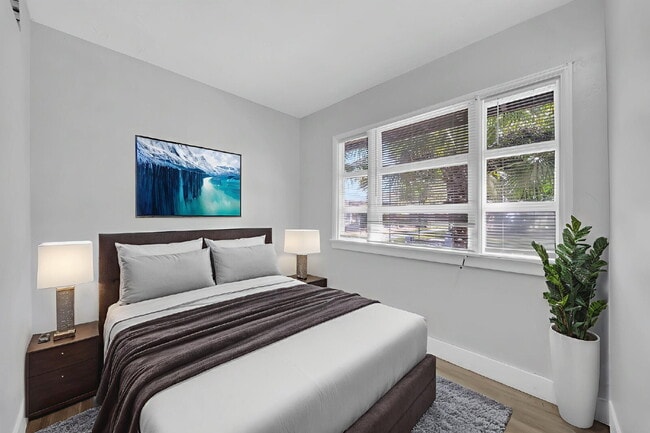 Building Photo - Spacious 2-Bedroom Apartment in Central Hollywood Unit #9