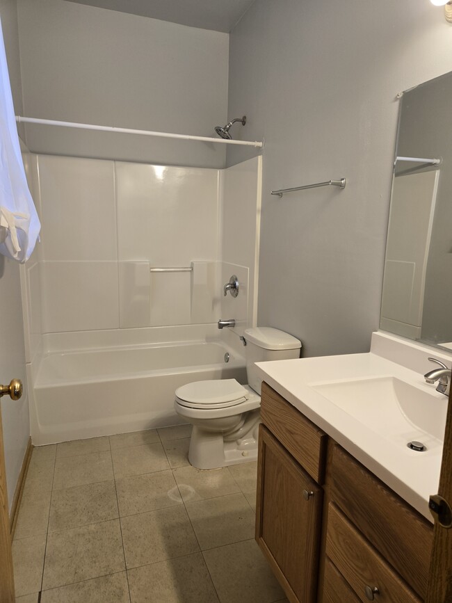 Master Bath - 4015 W Wilcox St Unit 1