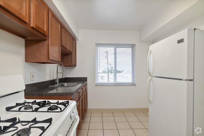 2BR, 1BA - 900SF - Kitchen