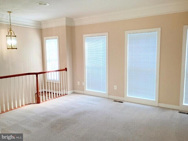 Photo - 1043 Hotchkiss Pl