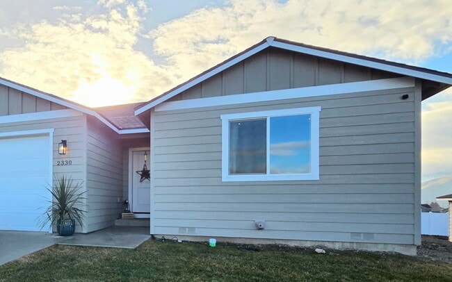 Building Photo - Brand New Build in Brand New East Wenatchee Neighborhood!