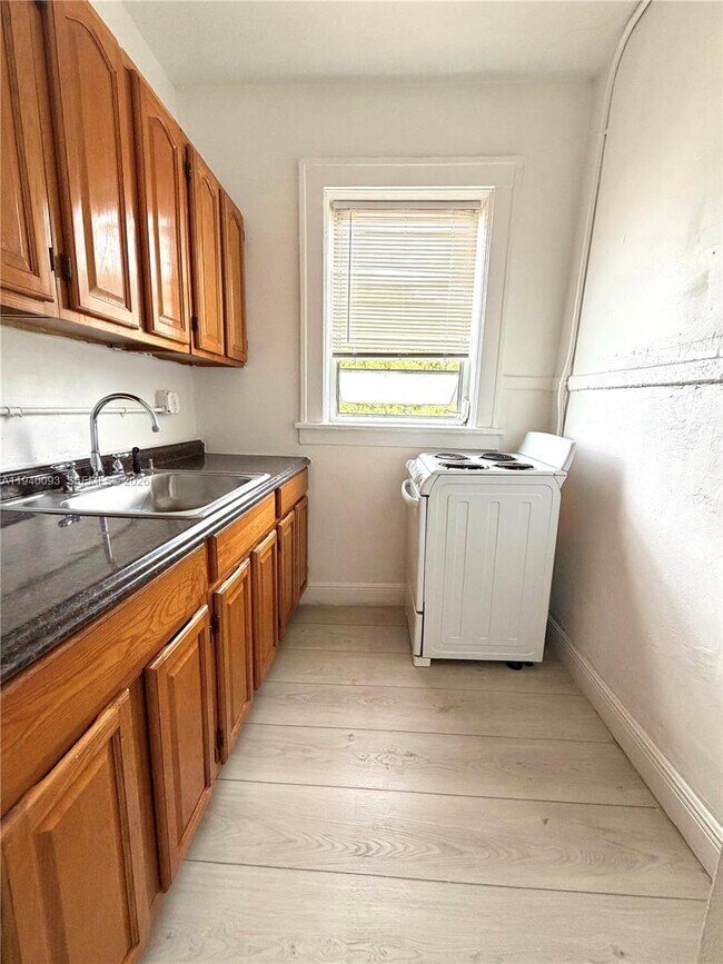 Photo - 967 SW 5th St Unit 4