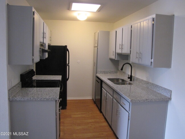 Building Photo - 6625 E Golf Links Rd Unit 15