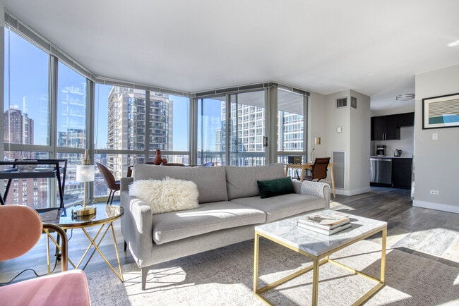 Photo - 1 E Delaware Pl Unidad FL8-ID1358