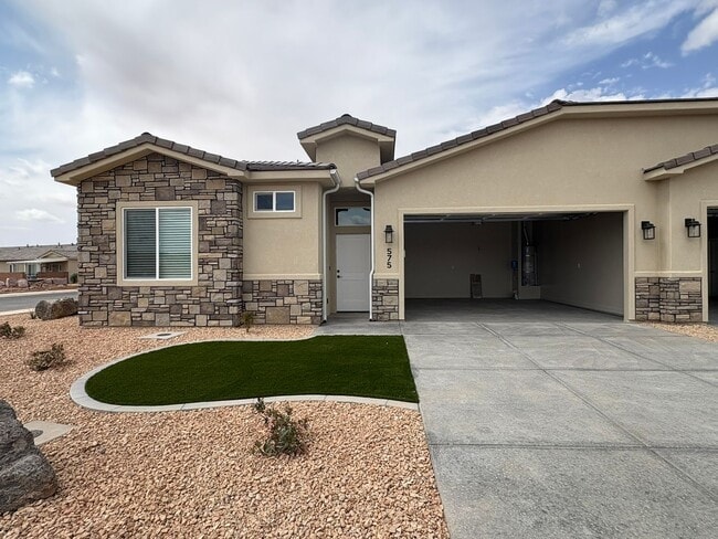 Building Photo - Townhome in Hurricane