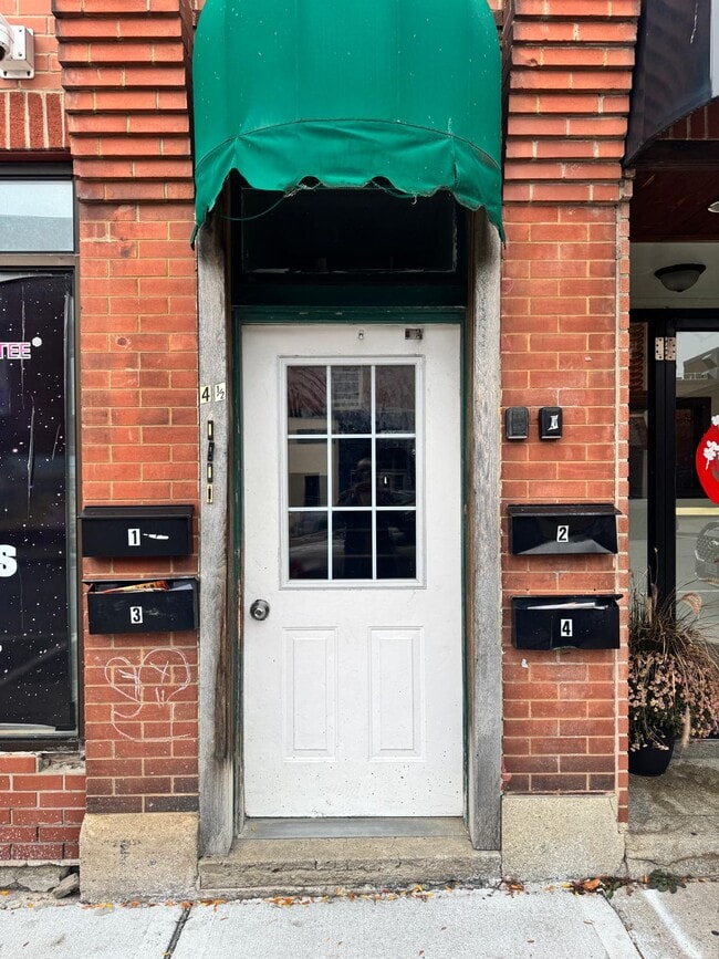 Building Photo - 4 Russell St E Unit 4