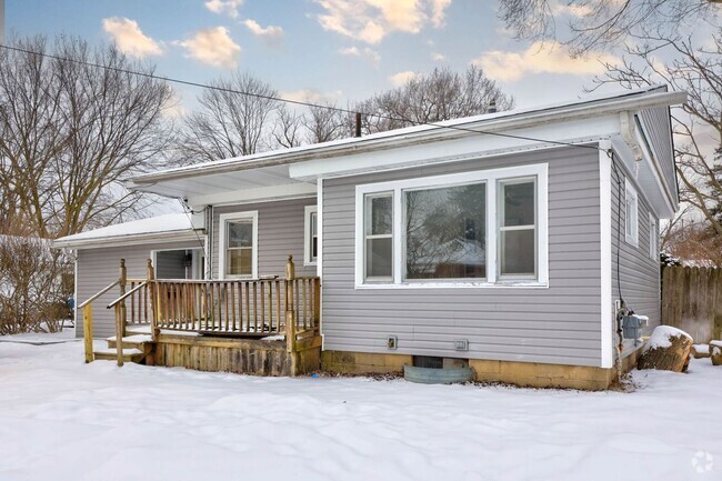 Building Photo - Spacious 3-Bedroom Home with Fenced Backyard