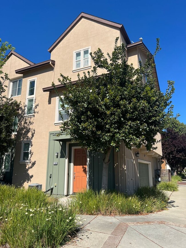 Building Photo - GORGEOUS MODERN 2bd/2.5ba OPEN SPACE, HIGH CEILINGS, 2 CAR GARAGE, ACROSS FROM PARK, AND MORE!!!