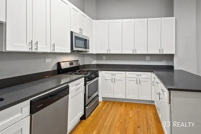 Building Photo - Spacious 4b/2b Top Floor, Wicker Park Avail July 1st! Unit 3