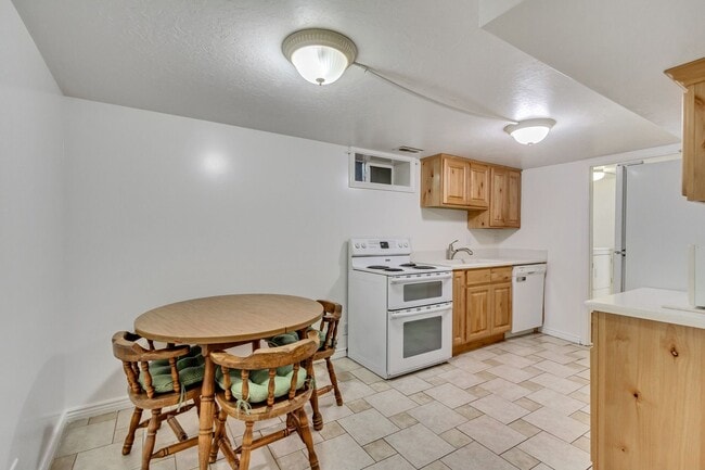 Photo - 2 Bedroom Basement Unit For Rent!