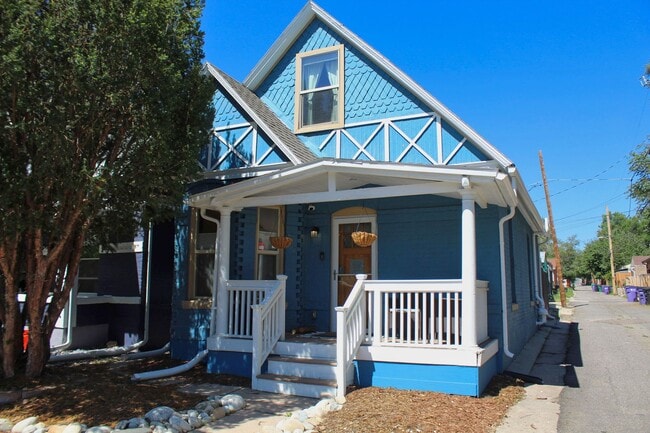 Building Photo - Spacious 2-bedroom, 2-bathroom in the Heart of West Highlands with 1 Car Garage