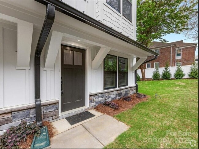 Building Photo - Beautiful and spacious 4-bedroom, 5-bath h... Rental