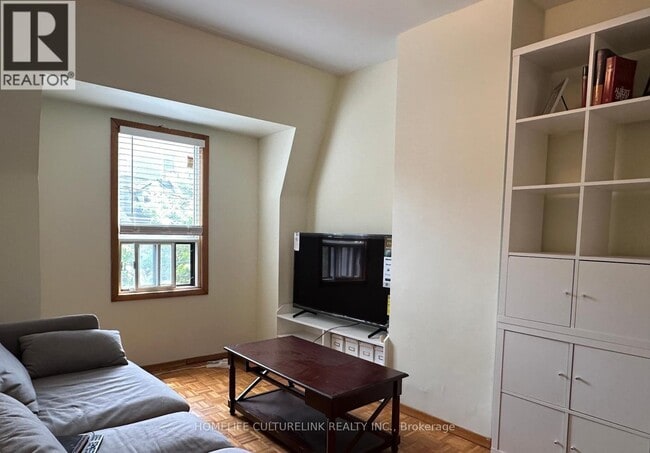 Photo - 784 Adelaide St W