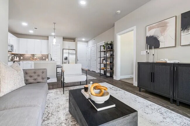 Photo - Move In, Save Big – One Month Rent-Free! Unidad GH2