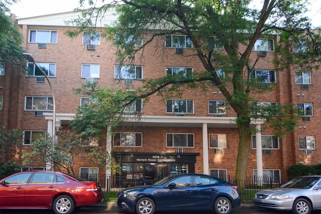 Photo - 3825 N Pine Grove Ave Condo Unit 201