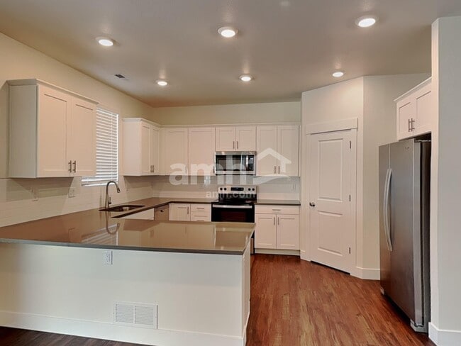 Photo - 793 S Oak St