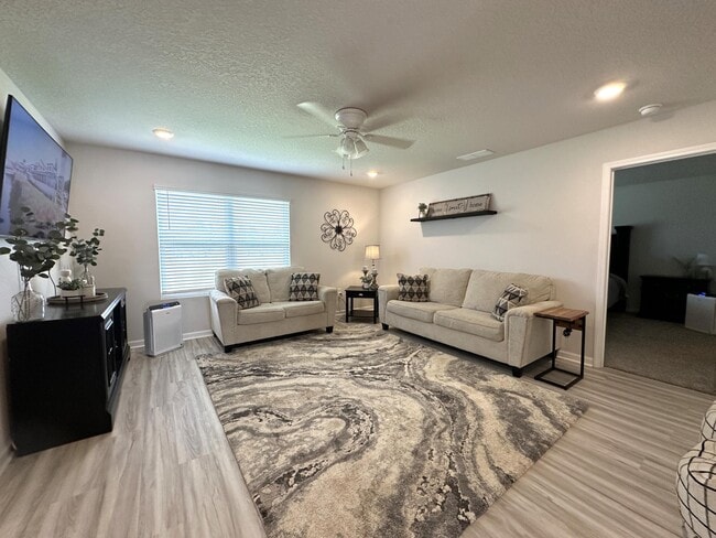 Photo - 828 Otto Loop