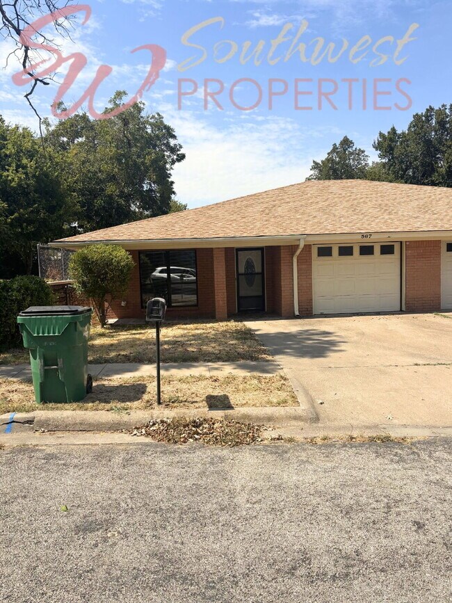 Building Photo - 2 bedroom 2 bath well maintained home close to city park!