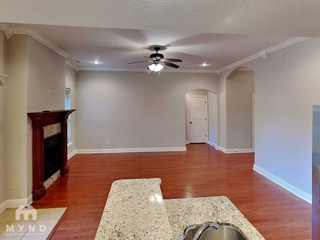 Photo - 102 NE Larkspur Ln