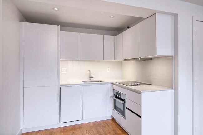 Building Photo - 25 Av des Pins O Unit 436