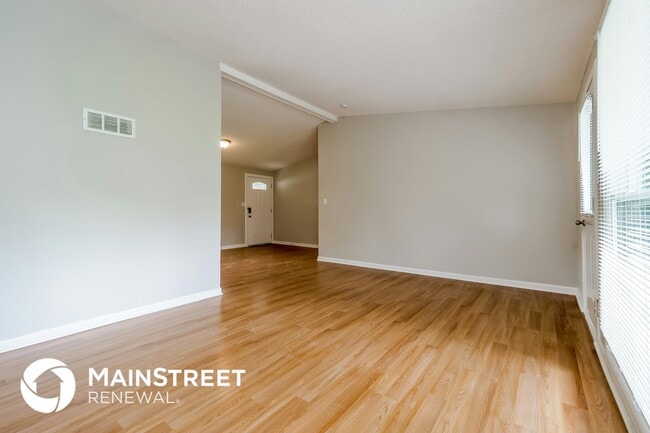 Photo - 8918 Hemlock Dr